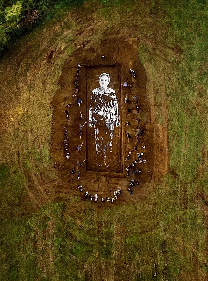 JR 在连续美术馆以大型“omelia contadina”向意大利农村农民致敬