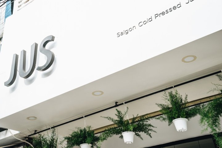 JUS • Juice Up Saigon 品牌由 M – N Associates 设计