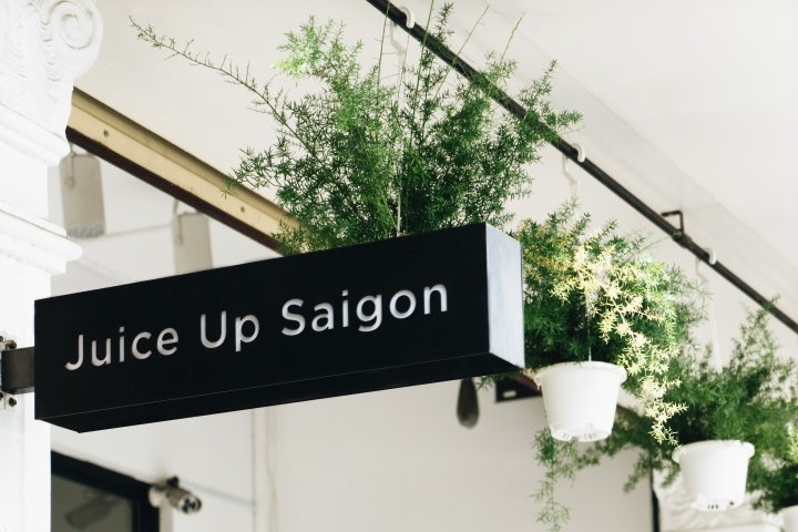 JUS • Juice Up Saigon 品牌由 M – N Associates 设计