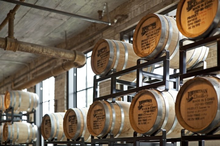 Journeyman Distillery by DKGR,三橡树 – 密歇根州 Journeyman Distillery by DKGR,三橡树 – 密歇根州