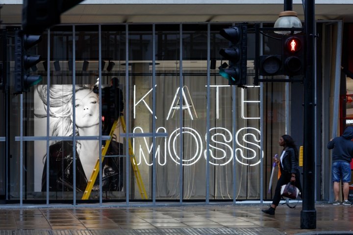 Van Den Blocke 为 Reserve 设计的 KATE MOSS 橱窗展示，英国伦敦