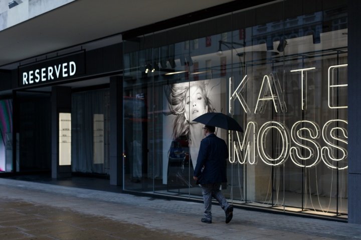 Van Den Blocke 为 Reserve 设计的 KATE MOSS 橱窗展示，英国伦敦