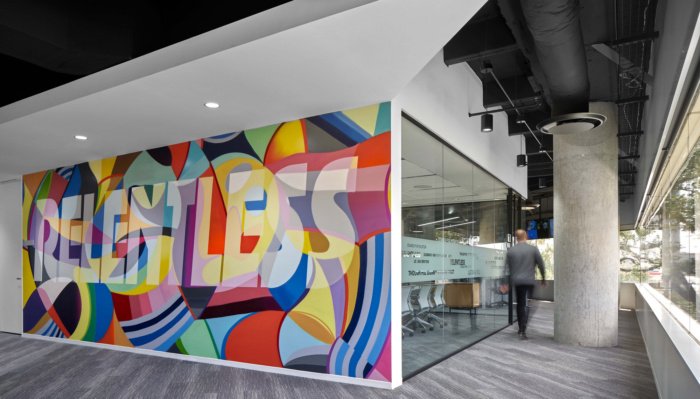 Gensler 设计的 KHOU 办公室 Gensler 设计的 KHOU 办公室