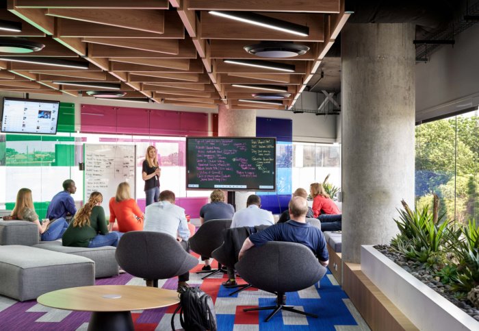 Gensler 设计的 KHOU 办公室 Gensler 设计的 KHOU 办公室