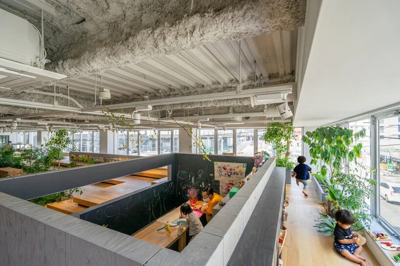 HIBINOSEKKEI + Youji No Shiro + KIDS DESIGN LABO 的 KIDS SMILE LABO 托儿所 HIBINOSEKKEI + Youji No Shiro + KIDS DESIGN LABO 的 KIDS SMILE LABO 托儿所