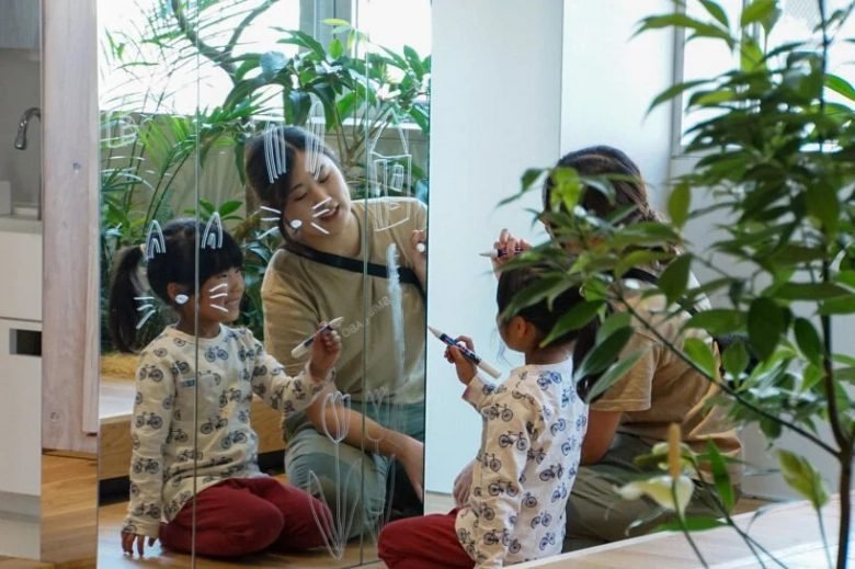 HIBINOSEKKEI + Youji No Shiro + KIDS DESIGN LABO 的 KIDS SMILE LABO 托儿所 HIBINOSEKKEI + Youji No Shiro + KIDS DESIGN LABO 的 KIDS SMILE LABO 托儿所