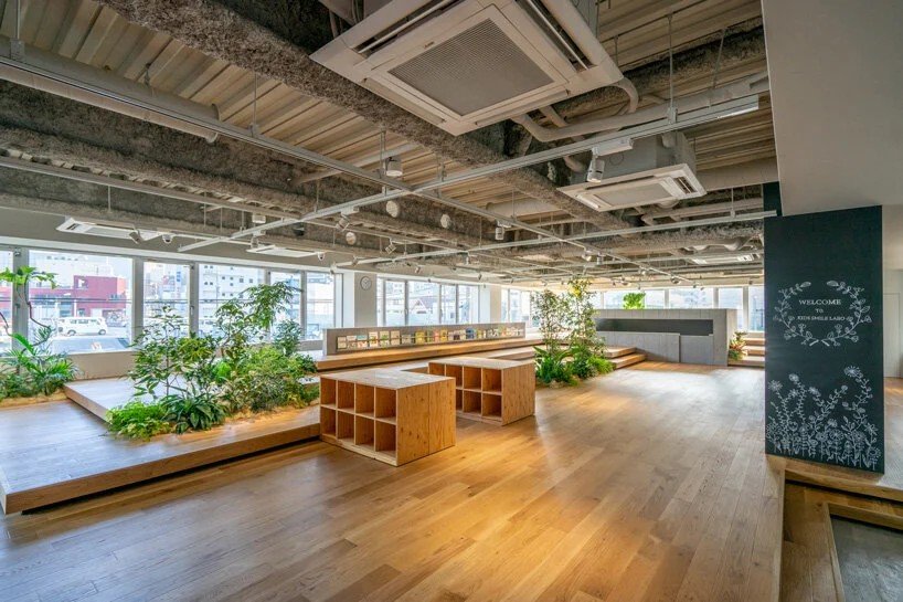 HIBINOSEKKEI + Youji No Shiro + KIDS DESIGN LABO 的 KIDS SMILE LABO 托儿所 HIBINOSEKKEI + Youji No Shiro + KIDS DESIGN LABO 的 KIDS SMILE LABO 托儿所