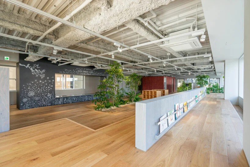 HIBINOSEKKEI + Youji No Shiro + KIDS DESIGN LABO 的 KIDS SMILE LABO 托儿所 HIBINOSEKKEI + Youji No Shiro + KIDS DESIGN LABO 的 KIDS SMILE LABO 托儿所