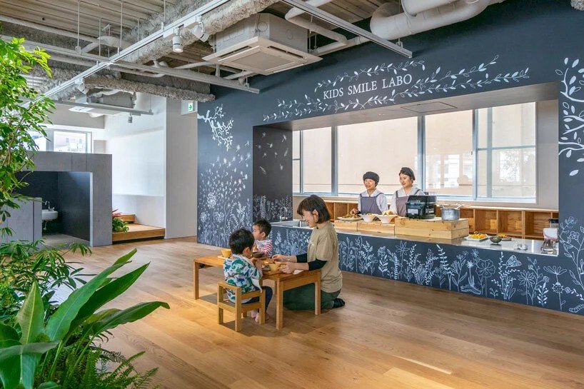 HIBINOSEKKEI + Youji No Shiro + KIDS DESIGN LABO 的 KIDS SMILE LABO 托儿所 HIBINOSEKKEI + Youji No Shiro + KIDS DESIGN LABO 的 KIDS SMILE LABO 托儿所