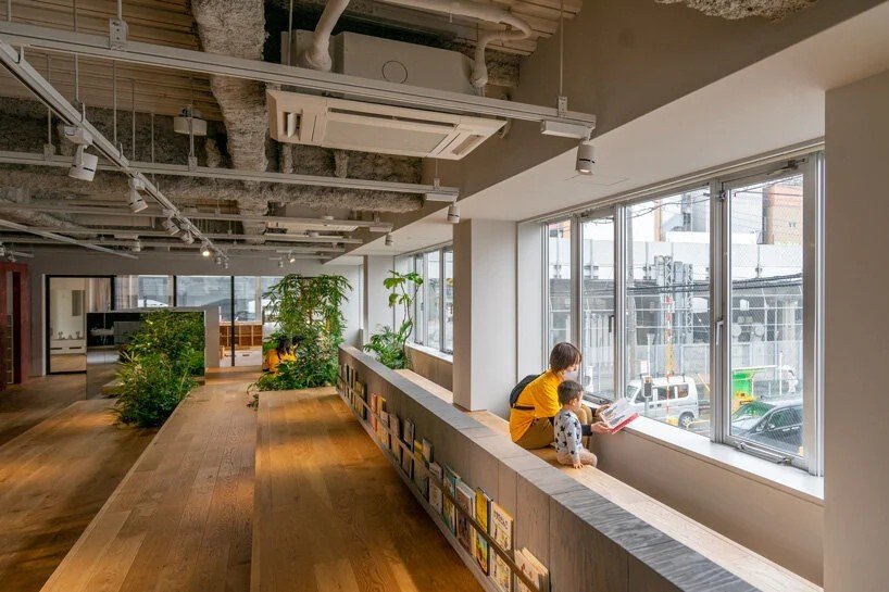 HIBINOSEKKEI + Youji No Shiro + KIDS DESIGN LABO 的 KIDS SMILE LABO 托儿所 HIBINOSEKKEI + Youji No Shiro + KIDS DESIGN LABO 的 KIDS SMILE LABO 托儿所