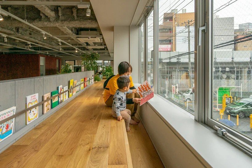 HIBINOSEKKEI + Youji No Shiro + KIDS DESIGN LABO 的 KIDS SMILE LABO 托儿所 HIBINOSEKKEI + Youji No Shiro + KIDS DESIGN LABO 的 KIDS SMILE LABO 托儿所