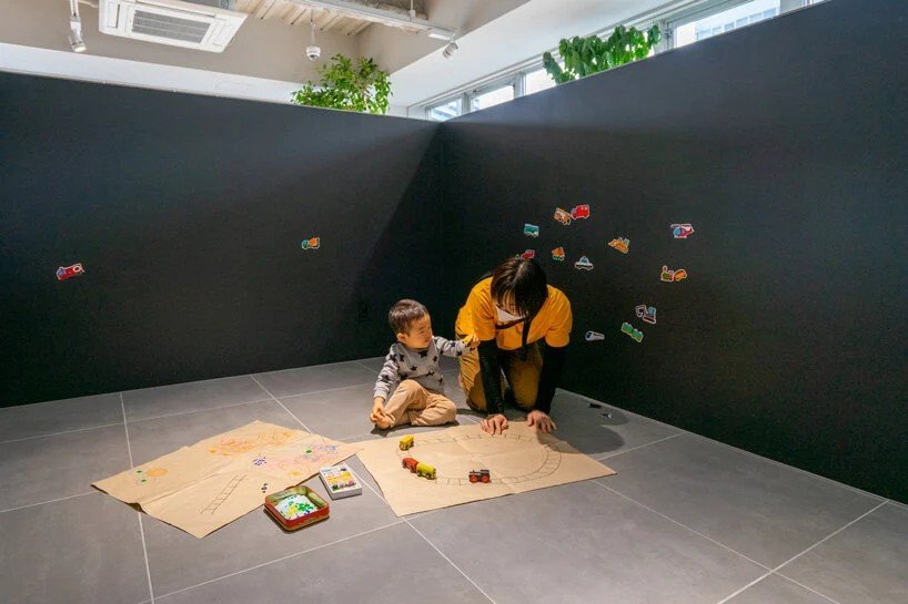 HIBINOSEKKEI + Youji No Shiro + KIDS DESIGN LABO 的 KIDS SMILE LABO 托儿所 HIBINOSEKKEI + Youji No Shiro + KIDS DESIGN LABO 的 KIDS SMILE LABO 托儿所