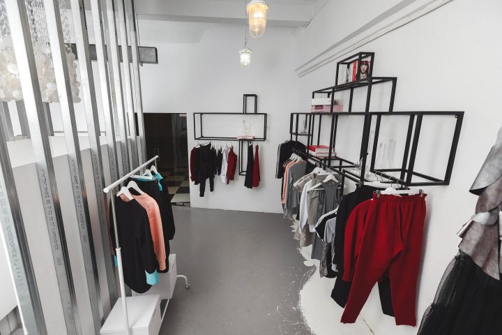 KSUSHA RAIKOVA 展厅，由 Vsevolod Dobrovolskii 和 Ksenia Raykova 设计，圣彼得堡 – 俄罗斯