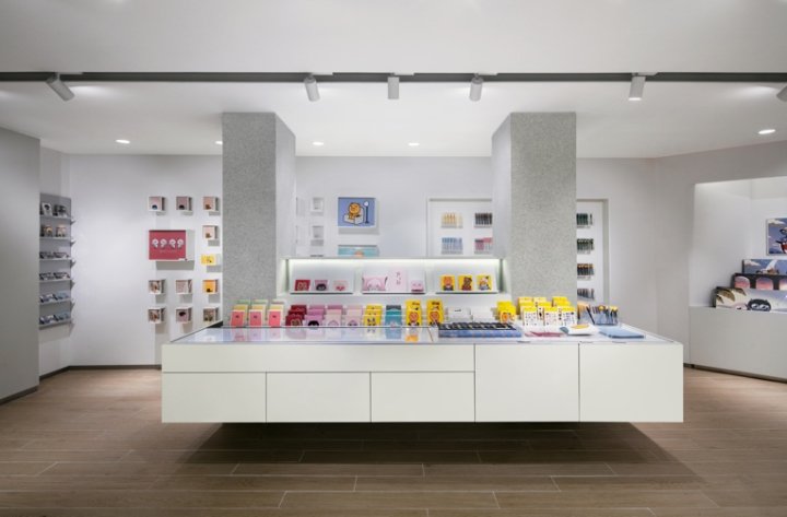 Kakao Friends 旗舰店，由 Betwin Space Design 设计，韩国 Budan