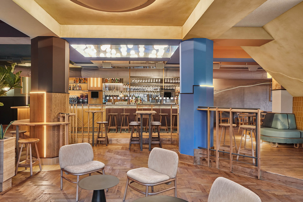 Karavaan 酒吧由 Studio Modijefksy 设计