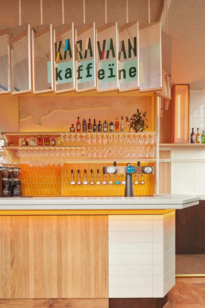 Karavaan 酒吧由 Studio Modijefksy 设计