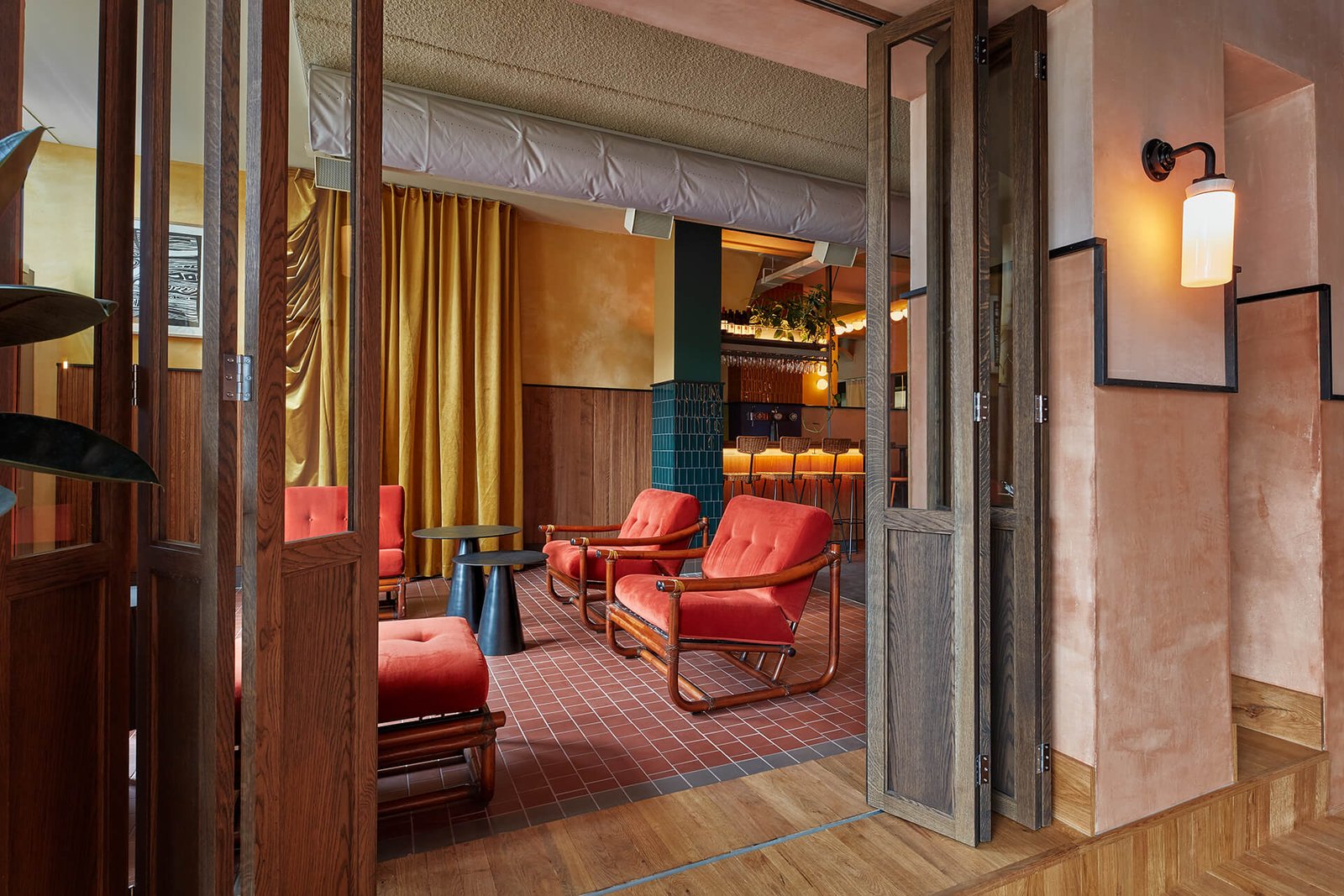 Karavaan 酒吧由 Studio Modijefksy 设计