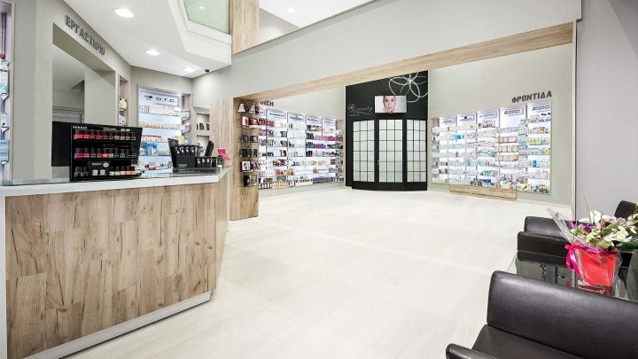 Katerina Daskalaki 药房，由 Lefteris Tsikandilakis 设计，伊拉克利翁 / 克里特岛 – 希腊