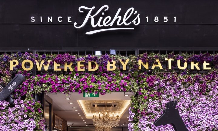  英国伦敦 Prop Studios 的 Kiehl's 花卉装置