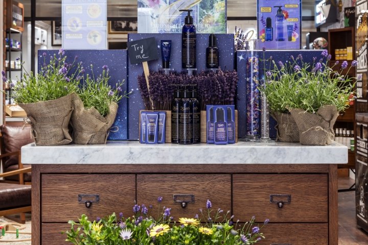  英国伦敦 Prop Studios 的 Kiehl's 花卉装置