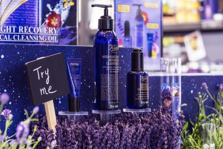  英国伦敦 Prop Studios 的 Kiehl's 花卉装置