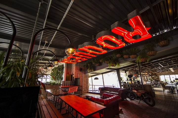 Plasma Nodo 的 La Roquesa 餐厅酒吧，马尼萨莱斯 – 哥伦比亚