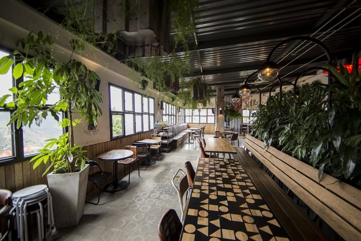 Plasma Nodo 的 La Roquesa 餐厅酒吧，马尼萨莱斯 – 哥伦比亚