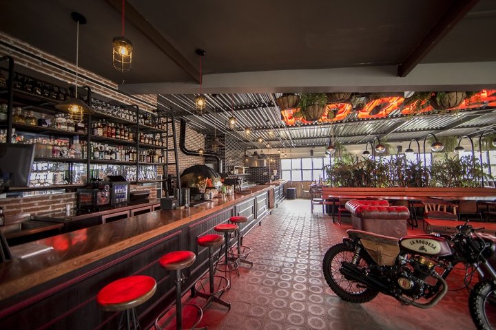 Plasma Nodo 的 La Roquesa 餐厅酒吧，马尼萨莱斯 – 哥伦比亚