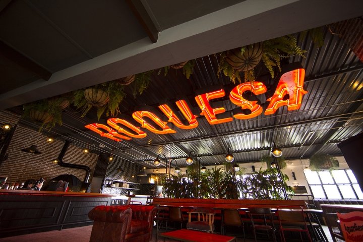 Plasma Nodo 的 La Roquesa 餐厅酒吧，马尼萨莱斯 – 哥伦比亚