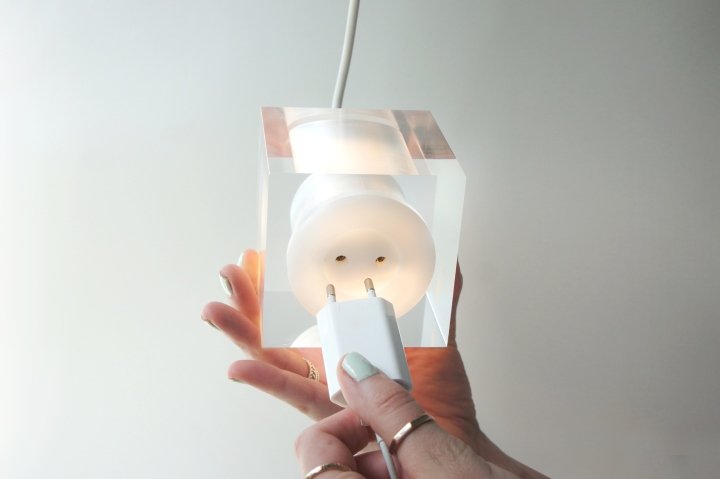 Atelier ARI 的 Pluglight