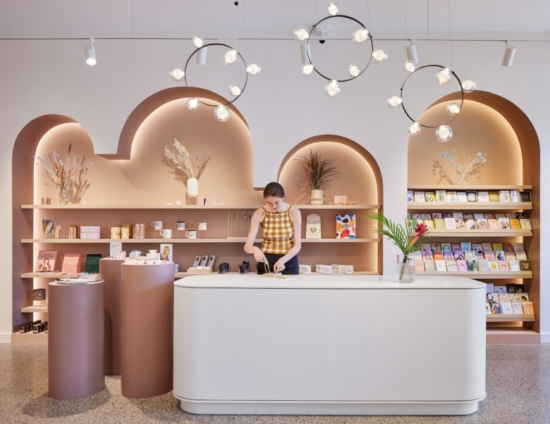 Larissa Loden 零售店和生产 / 办公设施