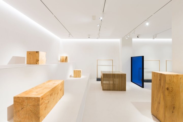 LOREAK 商店，由 Pensando en Blanco™ Studio 设计，圣塞巴斯蒂安 – 西班牙