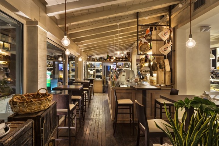 La Luma 酒吧由 Tecnam Progetti 和 Afa Arredamenti 设计，曼托瓦 – 意大利