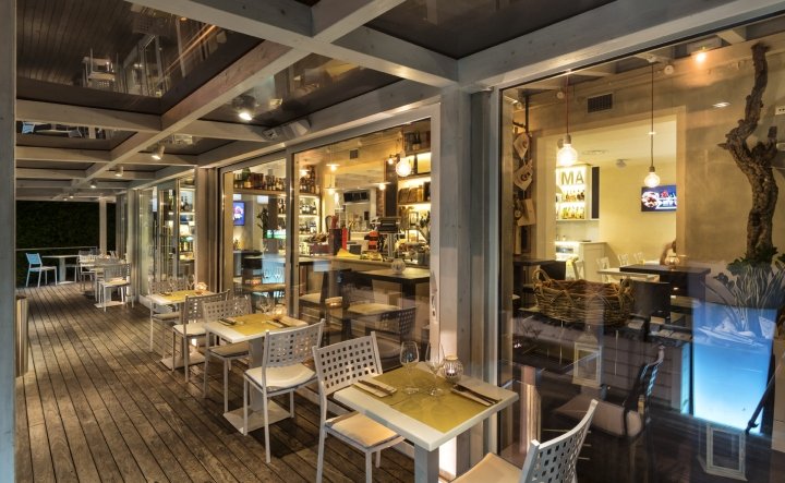 La Luma 酒吧由 Tecnam Progetti 和 Afa Arredamenti 设计，曼托瓦 – 意大利