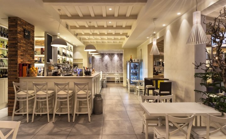 La Luma 酒吧由 Tecnam Progetti 和 Afa Arredamenti 设计，曼托瓦 – 意大利