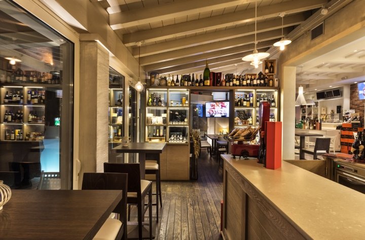 La Luma 酒吧由 Tecnam Progetti 和 Afa Arredamenti 设计，曼托瓦 – 意大利