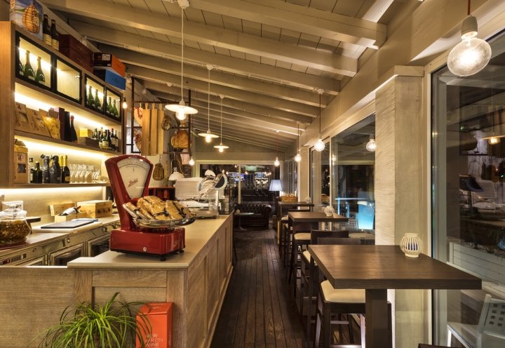 La Luma 酒吧由 Tecnam Progetti 和 Afa Arredamenti 设计，曼托瓦 – 意大利