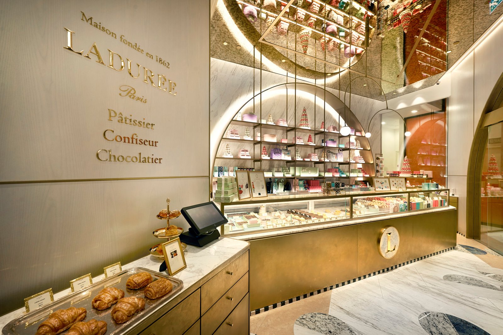 Ladurée 颂扬日常的放纵；巴黎幻想、工艺传承和别致风格的交汇。
