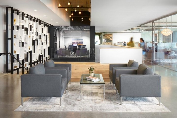 LatinWorks 办公室由 Studio8 Architects 设计，德克萨斯州奥斯汀