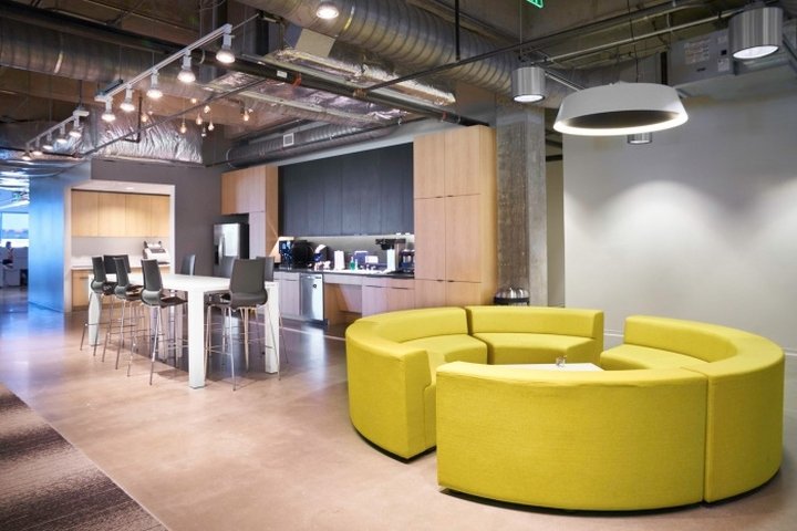 LatinWorks 办公室由 Studio8 Architects 设计，德克萨斯州奥斯汀