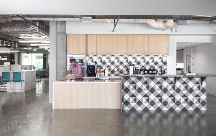 LatinWorks 办公室由 Studio8 Architects 设计，德克萨斯州奥斯汀