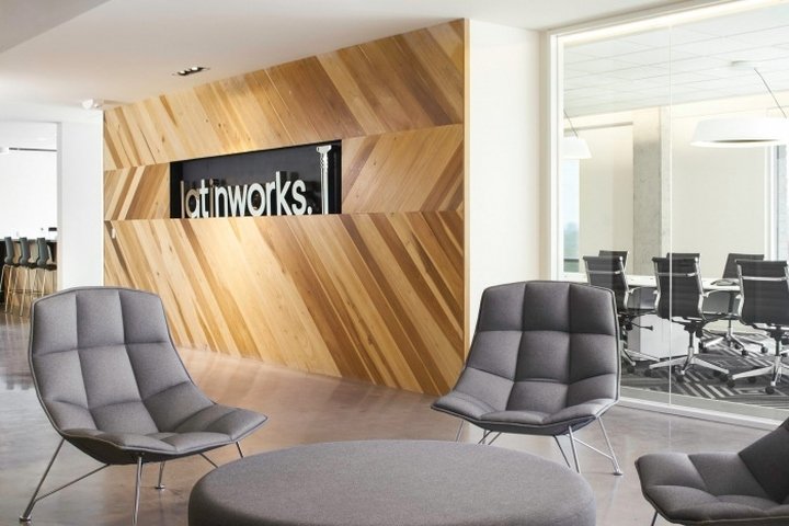 LatinWorks 办公室由 Studio8 Architects 设计，德克萨斯州奥斯汀