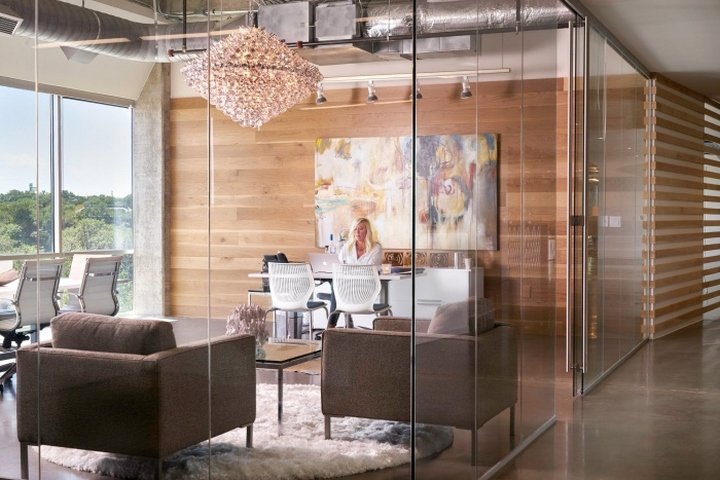 LatinWorks 办公室由 Studio8 Architects 设计，德克萨斯州奥斯汀