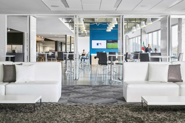 LatinWorks 办公室由 Studio8 Architects 设计，德克萨斯州奥斯汀