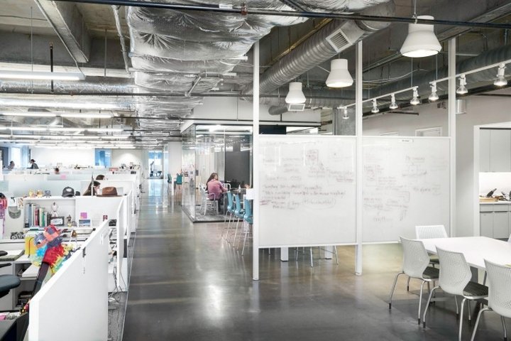LatinWorks 办公室由 Studio8 Architects 设计，德克萨斯州奥斯汀