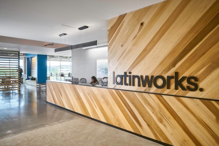 LatinWorks 办公室由 Studio8 Architects 设计，德克萨斯州奥斯汀