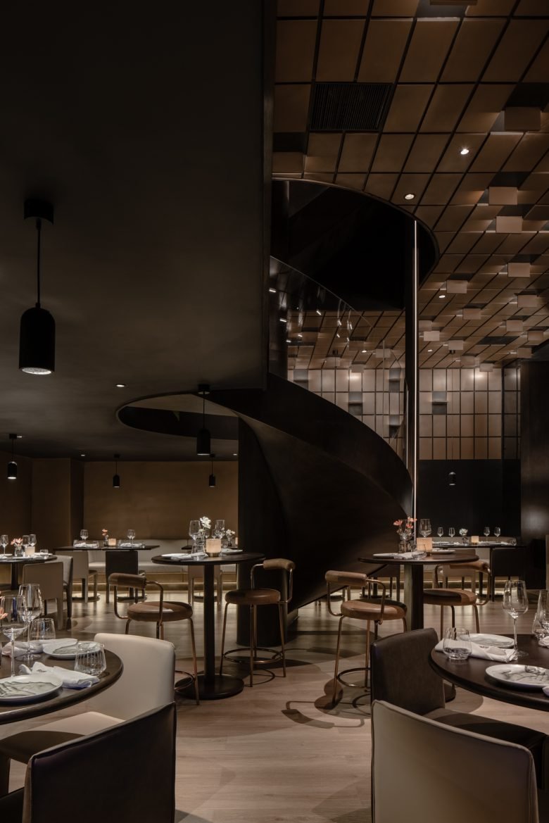 RooMoo Design Studio 设计的 Le Coq 餐厅