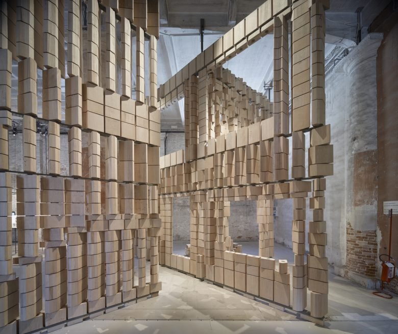 Leonmarcial 在 2021 年威尼斯双年展上的装置作品庆祝建筑与环境之间的对话