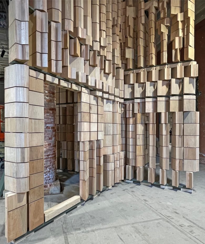 Leonmarcial 在 2021 年威尼斯双年展上的装置作品庆祝建筑与环境之间的对话