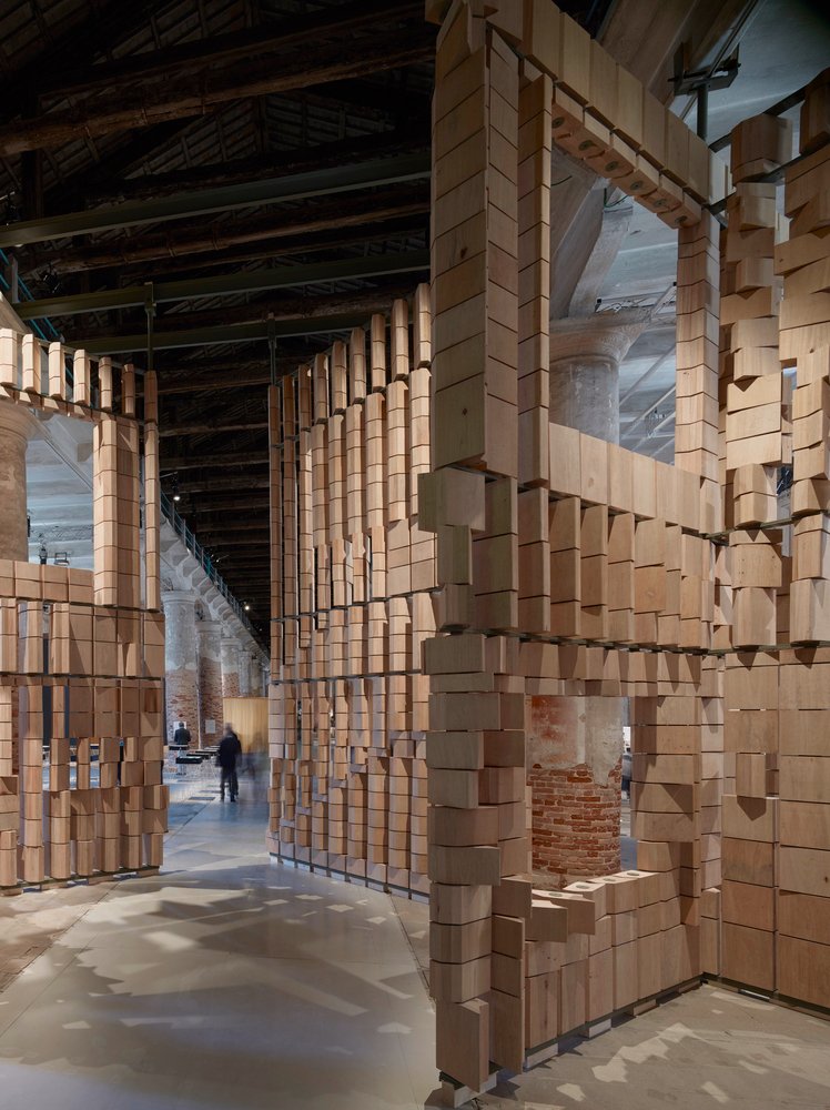 Leonmarcial 在 2021 年威尼斯双年展上的装置作品庆祝建筑与环境之间的对话